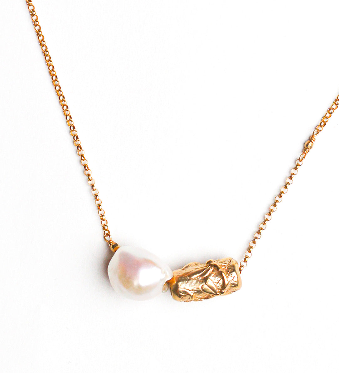 Marita Necklace in White Pearl