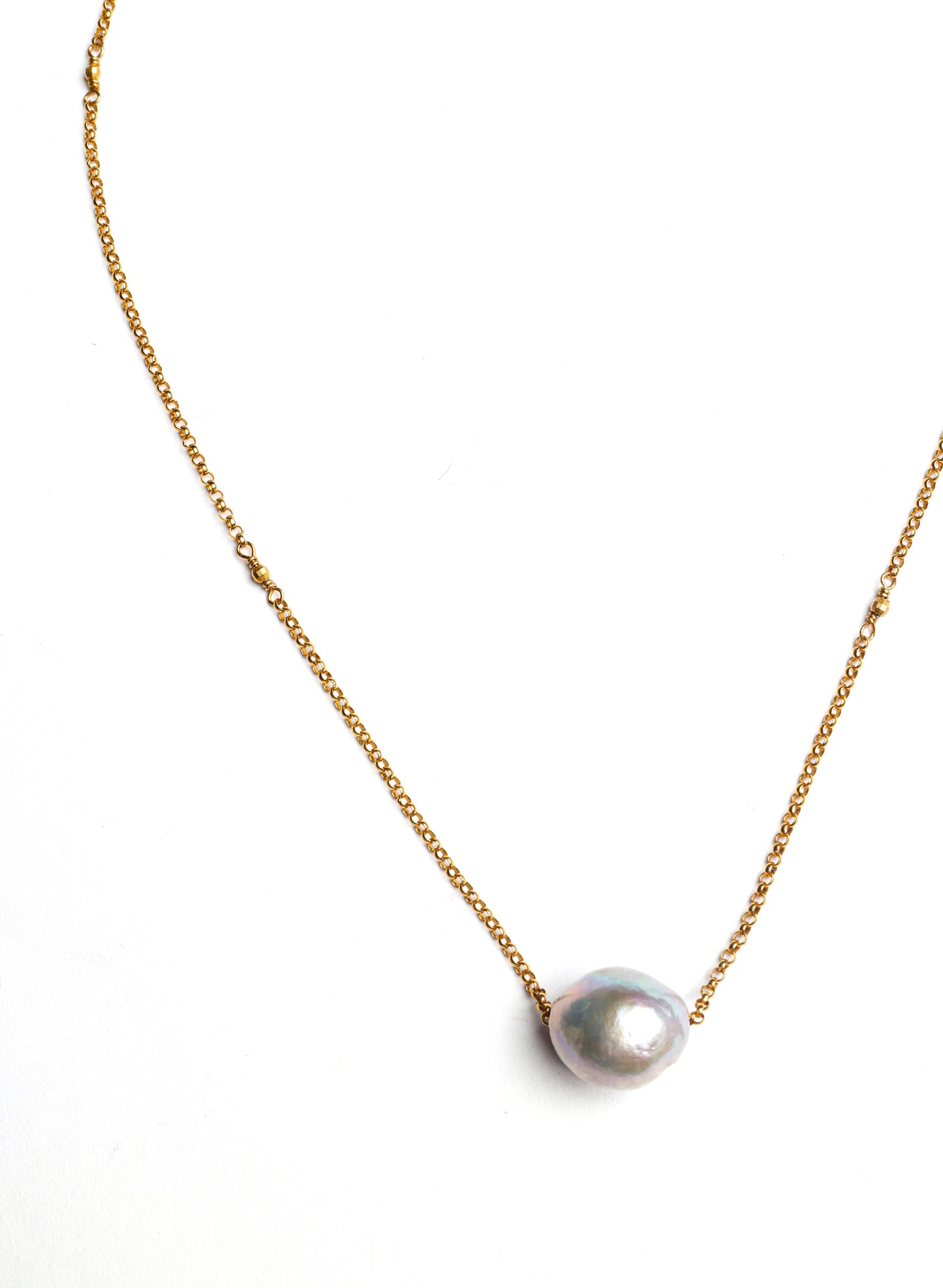 Gwyen Necklace in Grey Pearl