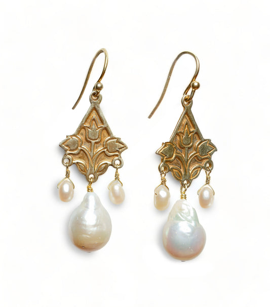 Helena Earring in White Pearl