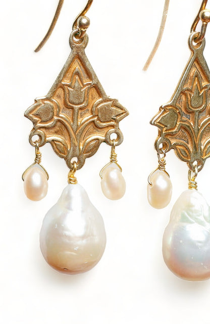 Helena Earring in White Pearl