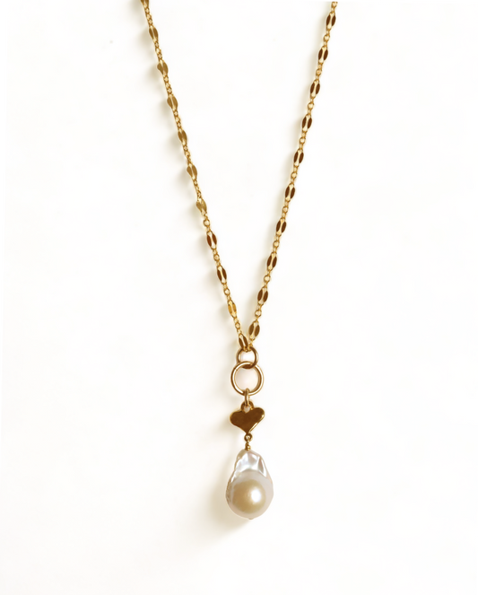 Kelly Necklace in White Pearl