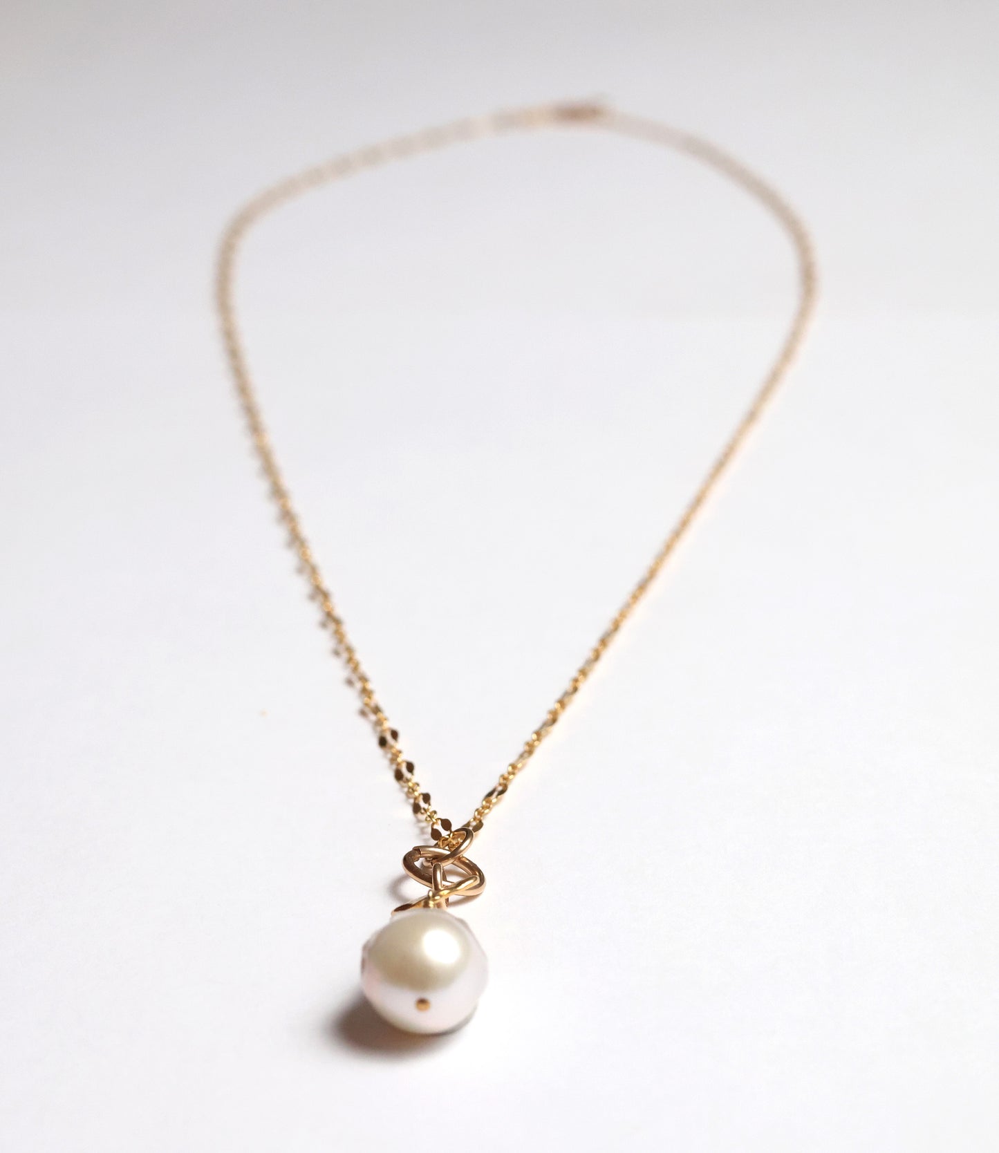 Kelly Necklace in White Pearl