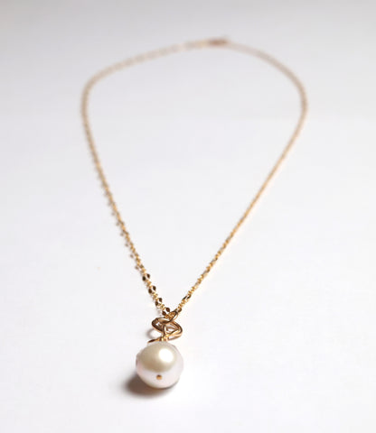 Kelly Necklace in White Pearl