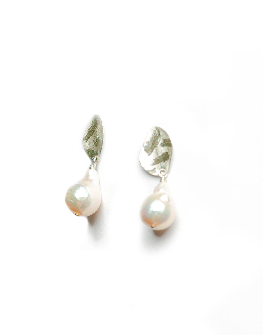 Violet Earring in White Pearl