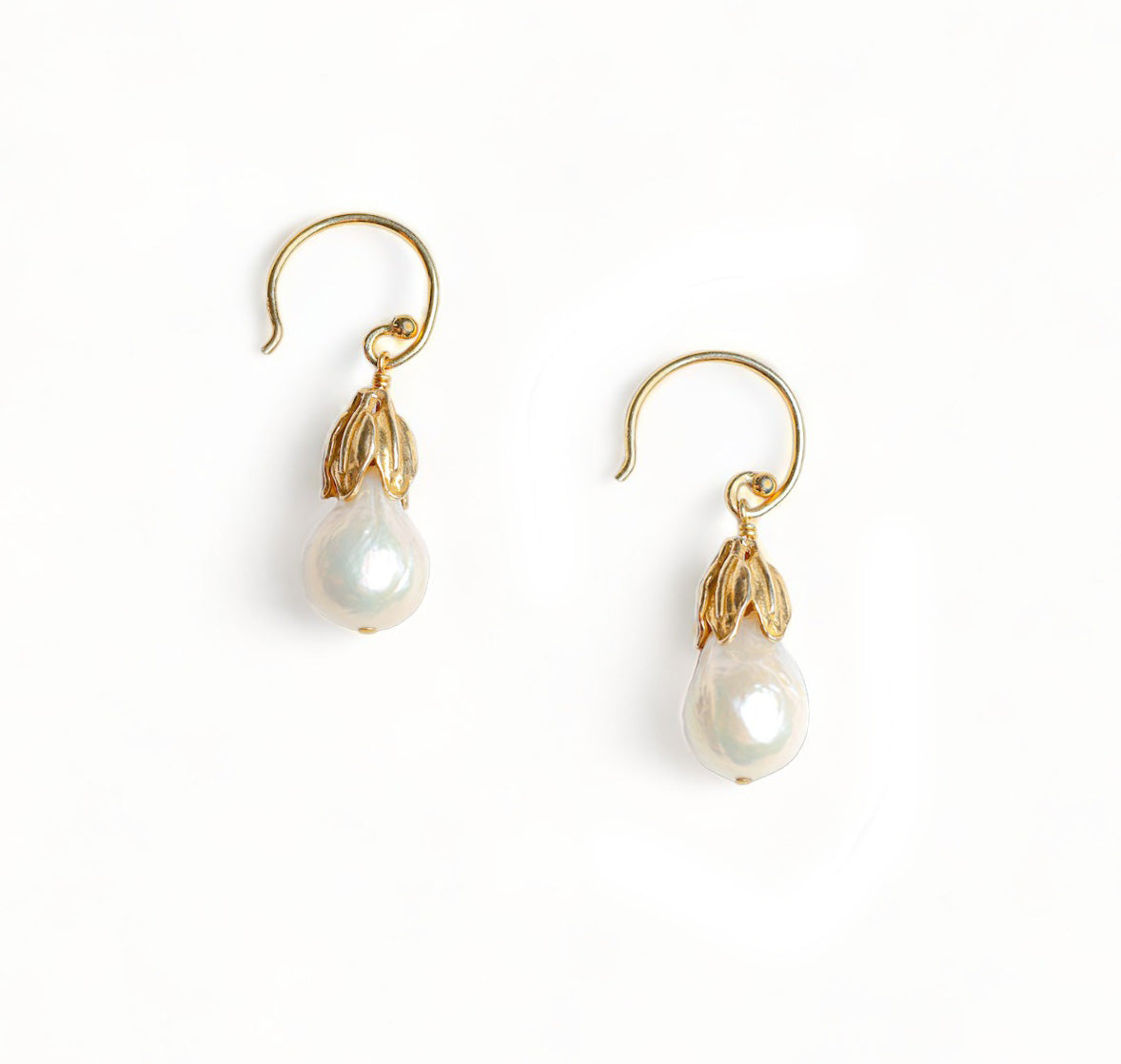 Scarlett Earring in White Pearl