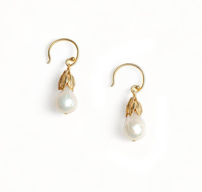 Scarlett Earring in White Pearl