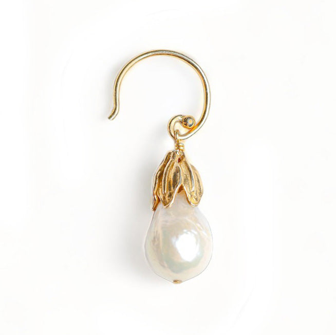 Scarlett Earring in White Pearl