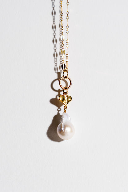 Kelly Necklace in White Pearl